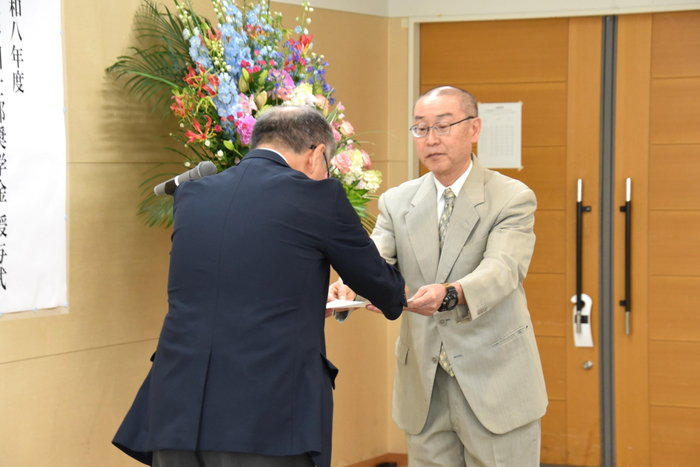 決定通知を受け取る奨学生