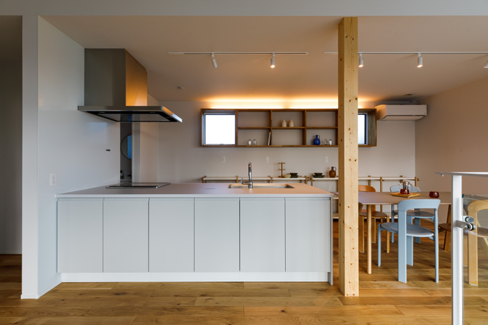 オープンキッチンと、暮らしに彩を添えるダイニング