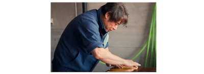 塩漬けしたからすみを一つずつ丁寧に塩出しする川崎代表