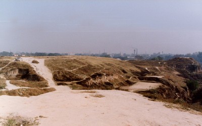 写真1 含元殿の基壇(西から) 1991年筆者撮影