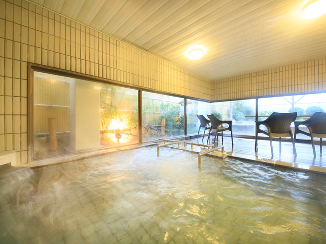 陽光たっぷりの開放的な＜大浴場＞