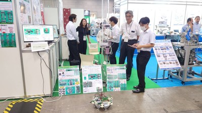 「兎のように飛び跳ねながら移動するロボット」の実演風景