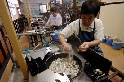 職人の糸づくりの様子