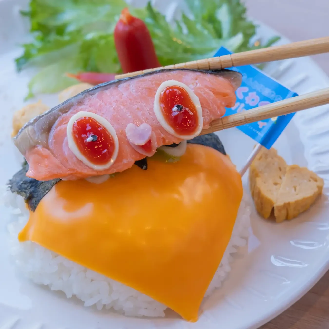 焼き鮭をのせると、ずぐまるがシャケ化！？ あの「シャケ化」を実際に楽しめる、遊び心たっぷりの一皿です♪