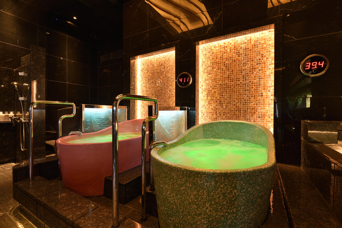 浴槽全体から発生する泡が身体を包み込む「美泡の壺」