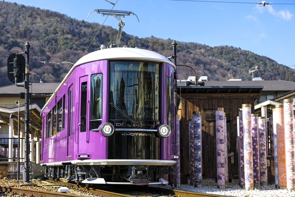 嵐山駅を出発し、嵐山本線を四条大宮に向かうモボ1形「KYOTRAM」