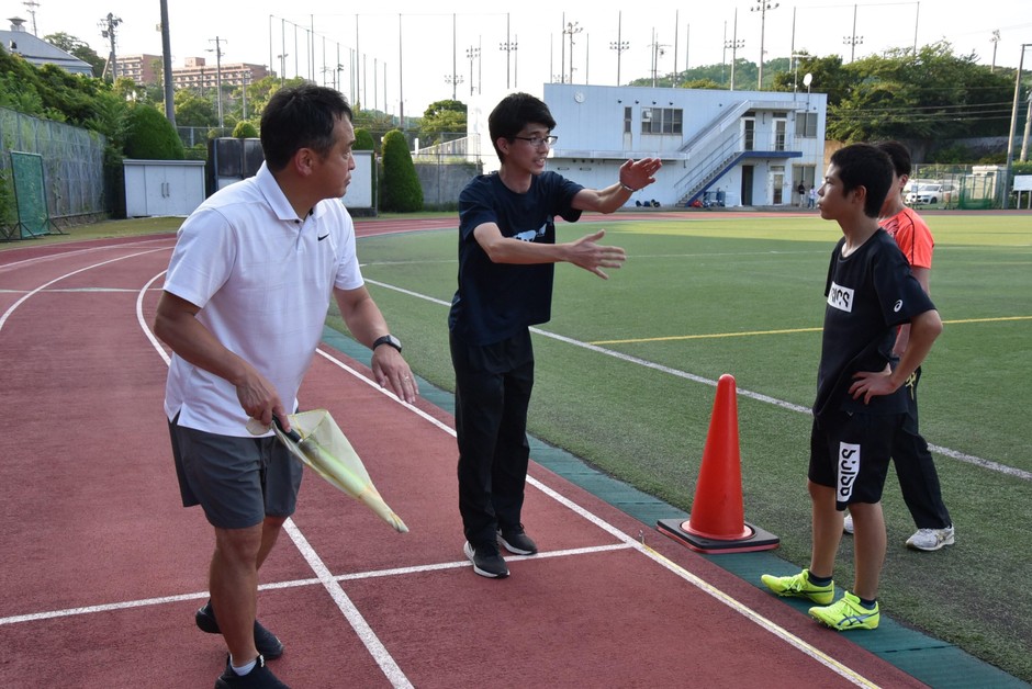 米田監督からマンツーマンで指導を受ける岡田さん(右)
