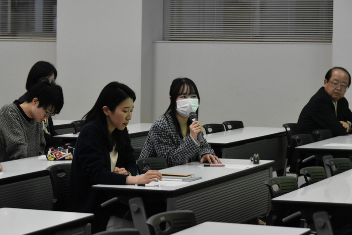 質問する河地真理子助教