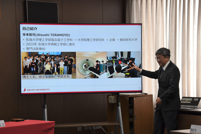 研究内容を紹介する寺本教授