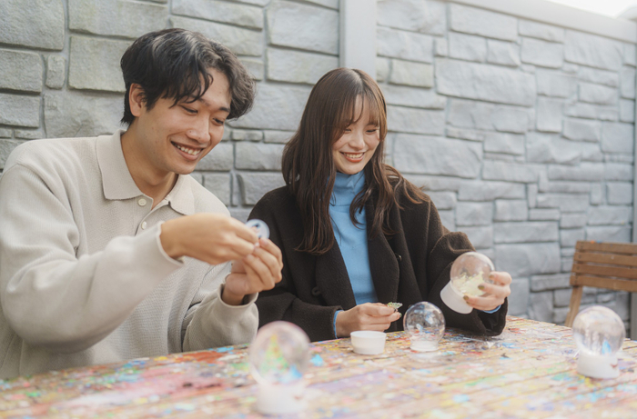 ▲仲間と一緒に冬のアート体験を楽しもう！