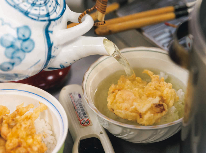 赤坂「花むら」で、食事の最後にかき揚げを天茶で。「父が早くに亡くなってから、母一人、子一人の人生だったので、母が闘病の末に亡くなった時、ひどい喪失感があったけれど、子供の頃に母と過ごした時間や一緒に食べた天ぷらが、確かにこのお店にあった事で、僕は随分と救われた」