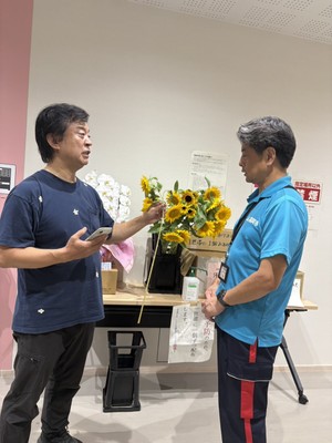 避難所では、お花好きの方が自然と”お花係”になってくださることがあります。無理のない範囲で花と触れ合う時間が、心を和らげる小さな支えになります。