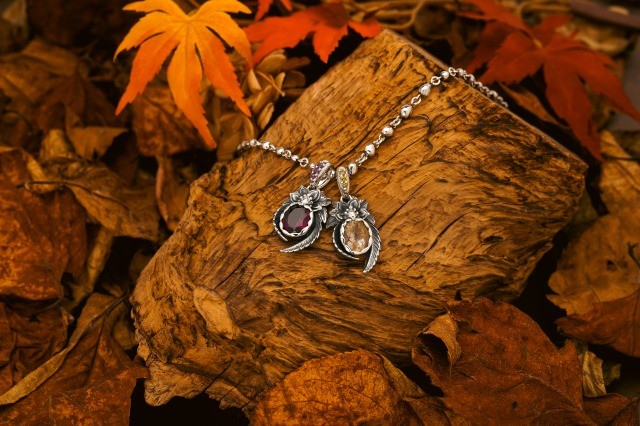 左：朱雀ペンダントｗ/ロードライトガーネット￥93,500(税込) 右：朱雀ペンダントｗ/ゴールデンルチル・ゴールデンダイヤモンド￥60,500(税込) ※チェーンは別売りです。