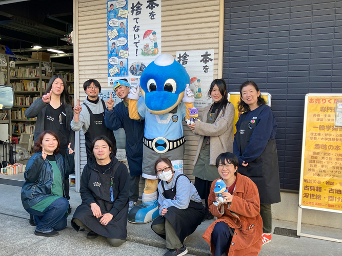 東京書房スタッフと川崎フロンターレマスコットふろん太くん (C)KAWASAKI FRONTALE