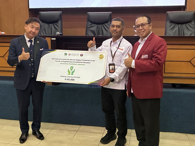 【画像(8)】寄付贈呈の様子(写真左：ROY株式会社 代表取締役社長 大石竜次)