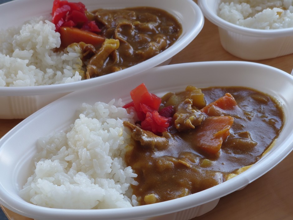 自衛隊による炊き出し訓練で提供されたカレー。災害時の医療活動を支える食事支援についても確認しました。