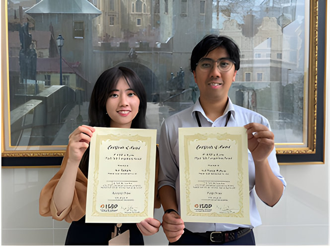 Flash Talk Competition Awardを受賞した ファーマフーズ開発部のArif（右）、田村（左）