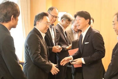 和やかに名刺交換する出席者の皆さん