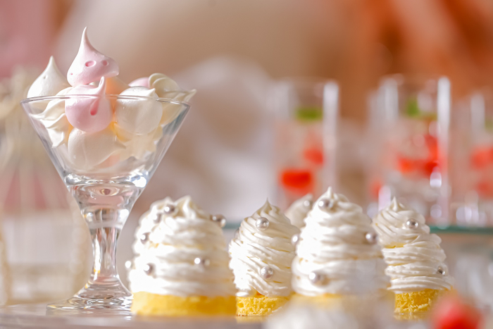 ▲（左）可愛い見た目のメレンゲ。（右）クリスマスツリーに見立てたモンブラン。ホワイトチョコのクリームを絞り、チョコレートのパールを散りばめました。