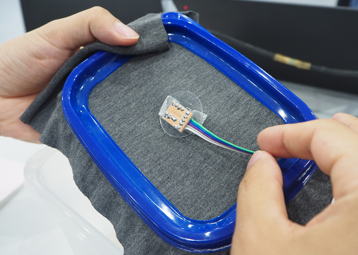 伸縮性の高い布に加速度センサーを取り付けて呼吸の振動を感知します