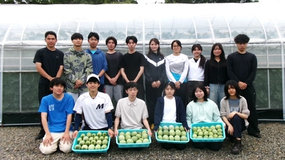 近畿大学農学部生が摘果した近大ICTメロンを動物園に提供　産学連携で持続可能な農業の実現をめざす