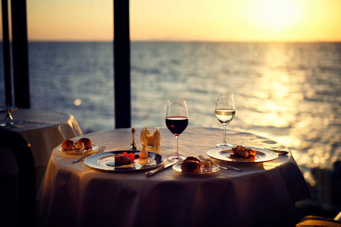 ▲播磨灘に沈む夕陽を一望できる客席