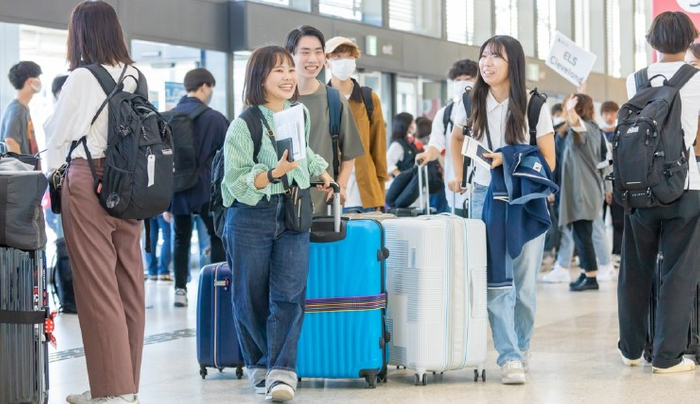 令和4年(2022年)9月、留学出発直前の国際学部生の様子(大阪国際空港にて)