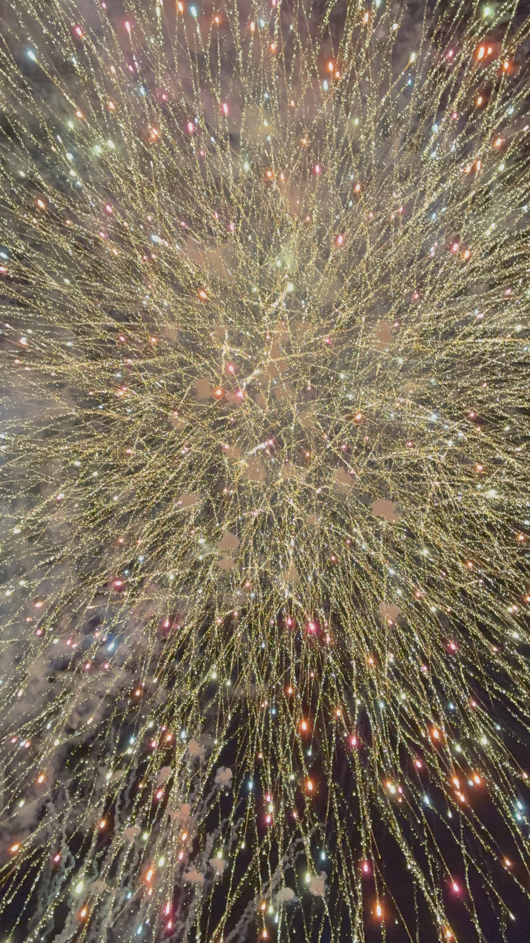 花火師目線の迫力ある打ち揚げ花火