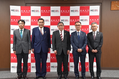 協定式の出席者。左端が田中武憲社会連携センター長