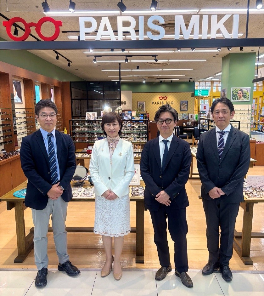 (写真左より)パリミキ 代表取締役社長 恒吉 裕司、愛知子ども応援プロジェクト 代表理事 藤野 直子様、パリミキ 営業本部長 成尾 斗夢、パリミキ 中部ブロック ジェネラルマネージャー 辻本 昌弘