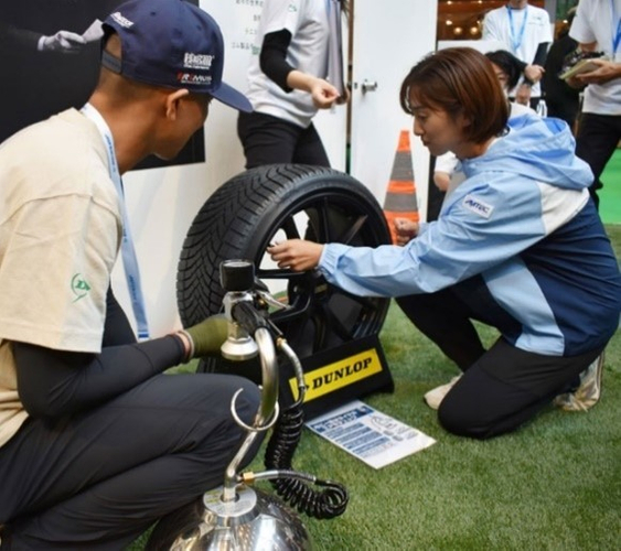 土居美咲プロも空気圧点検を体験