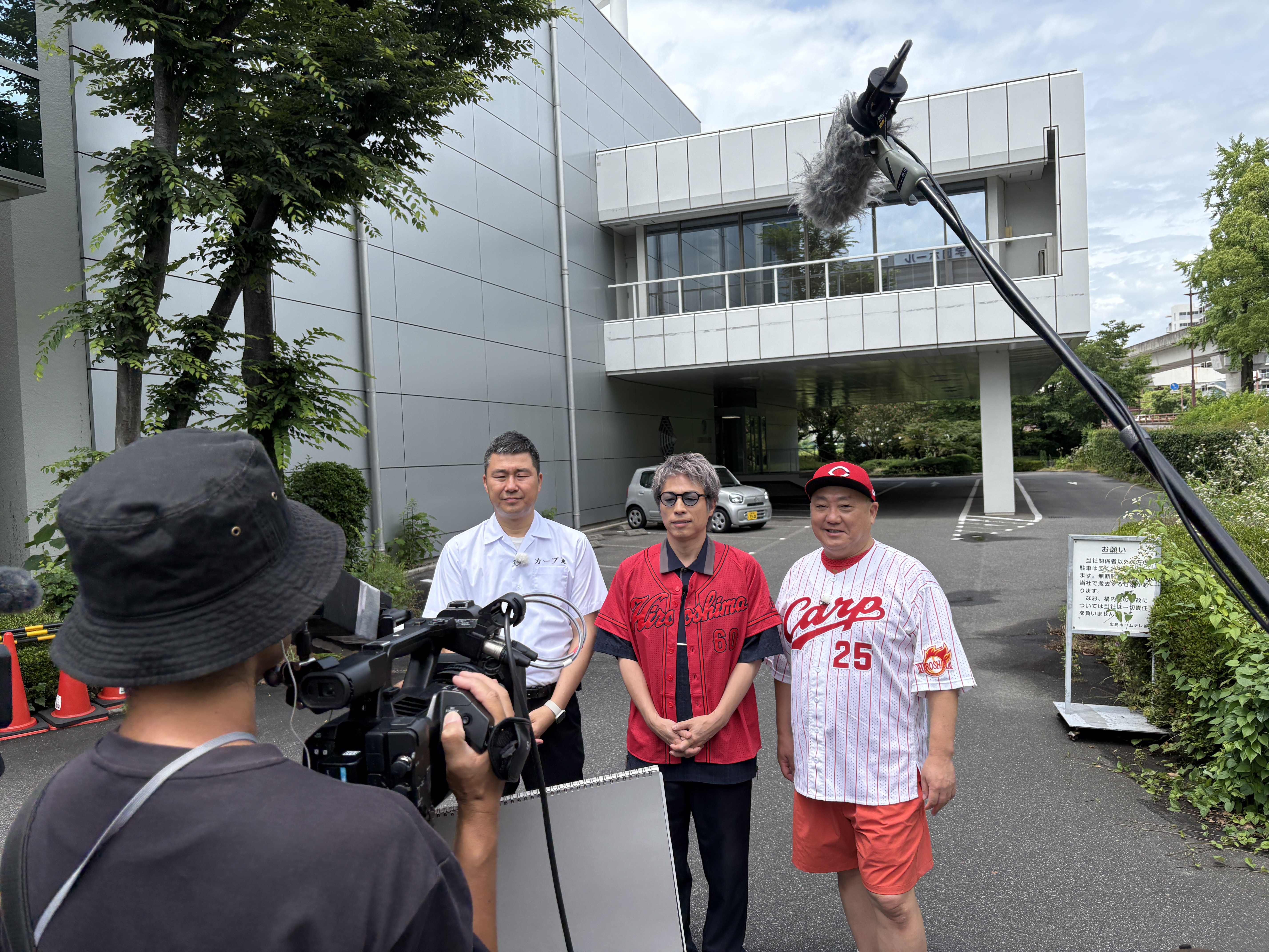 広島ホームテレビから移動を待つ３人の前に現れたのは、ただの &rdquo;ロケバス&rdquo; ではなかった