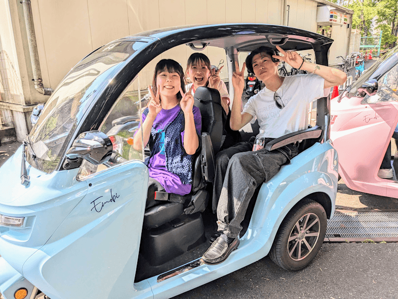 2023年度最優秀賞チームと企業との実証実験の様子。通学で電動トゥクトゥクを利用する学生たち（2024年5月）