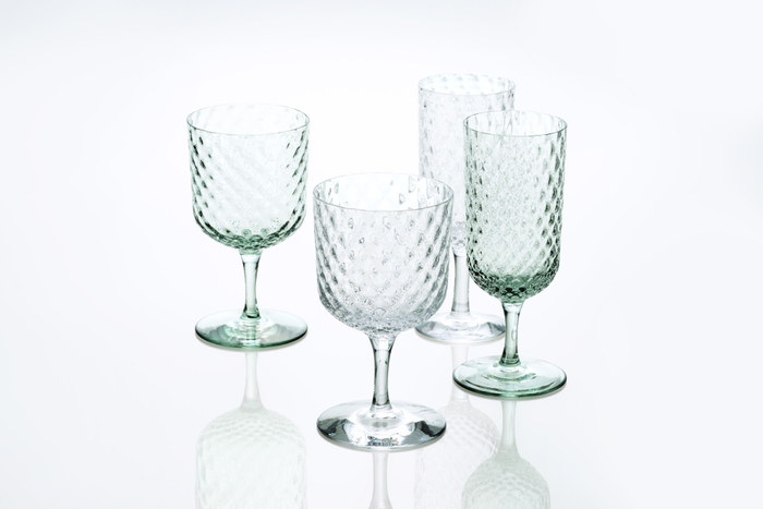 〈joieジョワ〉 格子模様が煌めく使い勝手の良いストレート形状のグラスに太めのステムをつけたグラス。グラスに少し高さが出ることで、食卓にリズムが生まれます。 子どもから大人まで、どんな飲み物もちょっと特別な気分で楽しむことができます。