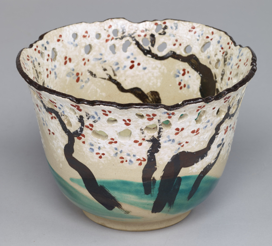 2. 色絵桜樹図透鉢