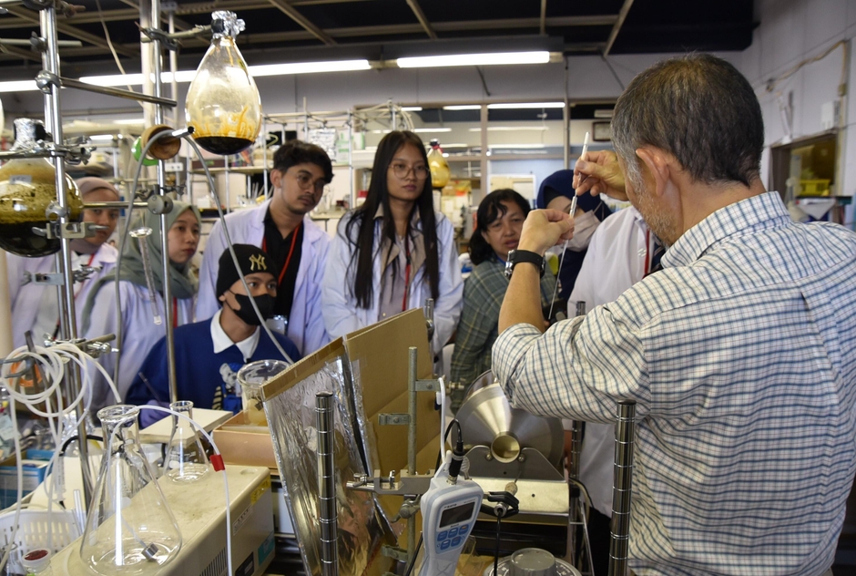 実習で高谷准教授(右)の説明を聞くアイルランガ大学の学生ら