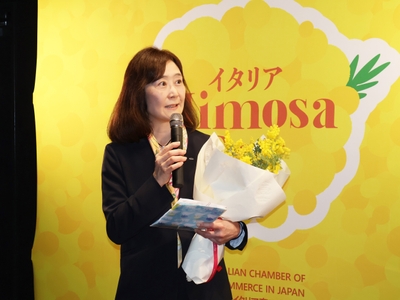 受賞スピーチを行う様子