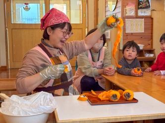 0・1・2歳から五感で学ぶ日本の食文化　大阪信愛学院幼稚園で毎年恒例の「干し柿作り」を実施