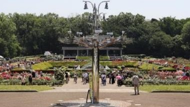 ばら園ガイドツアー」集合場所のカリヨン