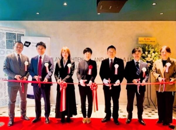 移転セレモニー写真(1)　　写真中央 JAM BASE運営管理　一社）コ・クリエーションジェネレーター 事業統括次長 岡村 由里子様　　　写真中央より右　 BSIジャパン 代表取締役社長 漆原 将樹　BSIジャパン 大阪支店営業チーム一同