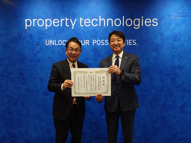 感謝状授与の様子（左：広島県尾道市長　平谷 祐宏 様、右：当社代表取締役社長　濱中 雄大）