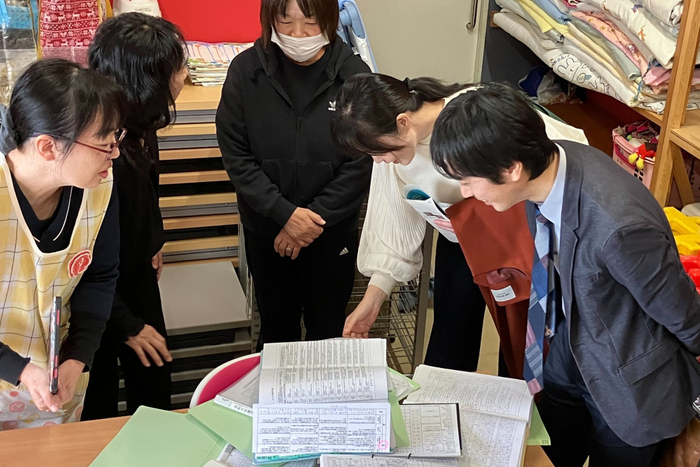 保育記録の説明を受けるこども家庭庁成育局保育政策課長（右端）