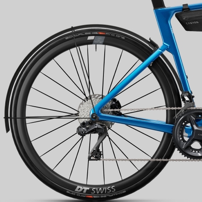 キャニオンのDEFEND Fast Fender system（別売り）に対応するマウントを装備。フルレングスのマッドガードを前後両輪に素早く着脱でき、オールシーズン、あらゆる天候で快適なライドを可能にします。