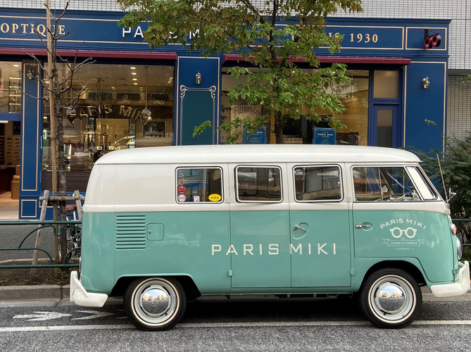店舗前にはパリミキワーゲンバスが止まっていることも！