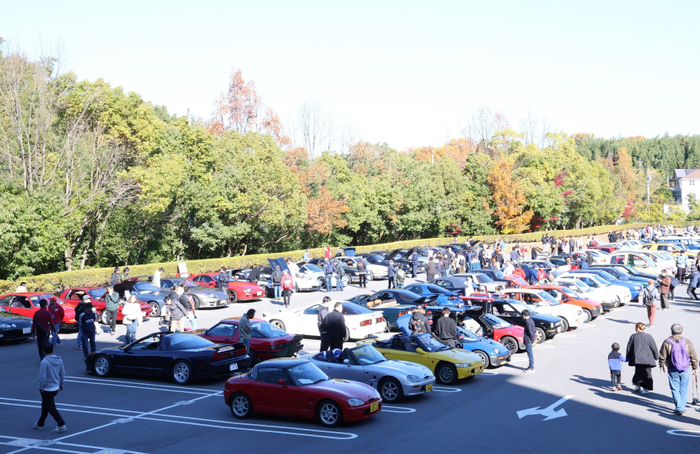 約100台の出場オーナー車両展示