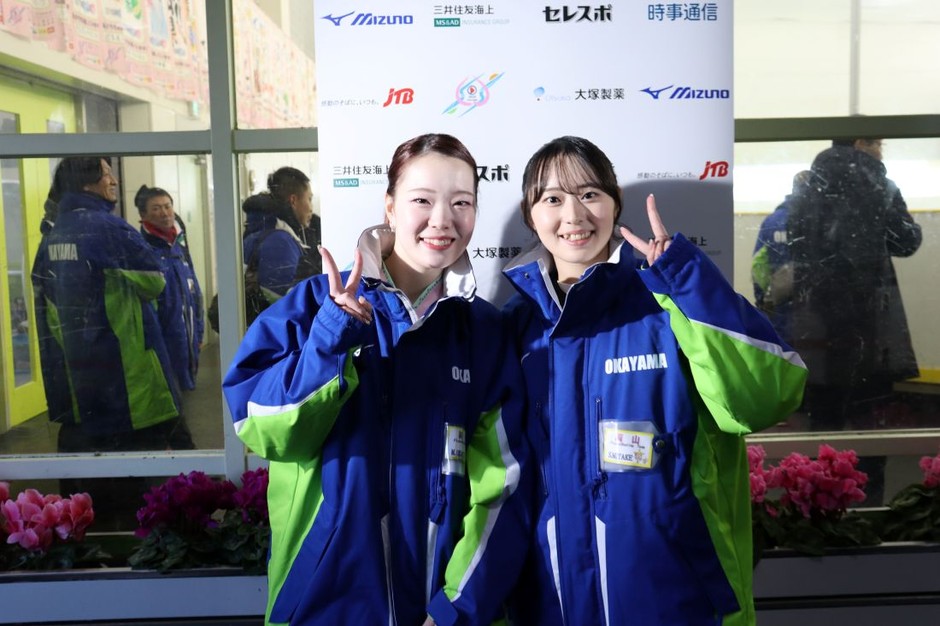 団体の2年連続入賞を果たした三宅選手(右)と岡本選手(左)