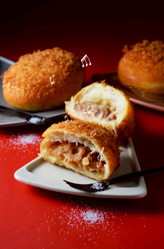 【塩豚まん】ジューシー豚肉を塩味でさっぱりと。食べ応え満点！税抜399円税込430円