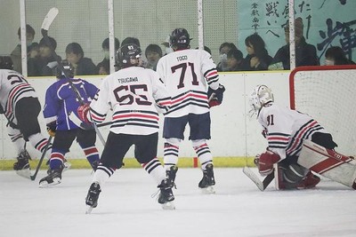 懸命にパックを追う附属高の選手たち=少年1回戦