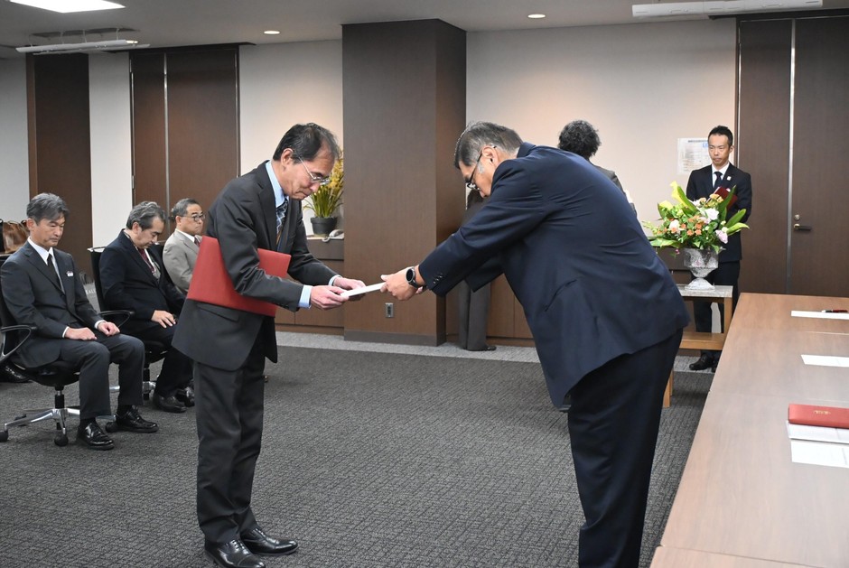 小原理事長から表彰状と記念品を授与される上山智教授