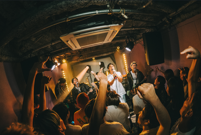 沸き上がるライブ会場と、ステージ上の原田さん ＆ POTのメンバー